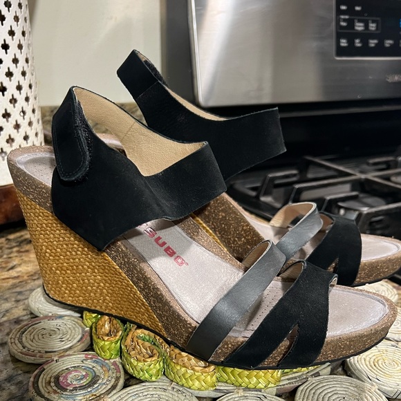 Tsubo Shoes - TSUBO wedges size 9🖤